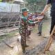 Warga Gotong Royong Bongkar Atap Rumah