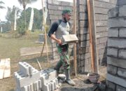 Pasang Keramik Dinding untuk MCK, Satgas Terus Bekerja dan Bekerja