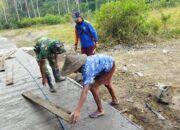Membuka Cetakan, Memamerkan Beton