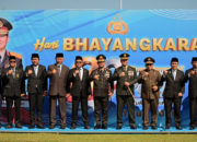 Gubernur Sumbar Mahyeldi Ansharullah bersama Wakil Gubernur Vasko Ruseimy menghadiri Upacara Hari Bhayangkara ke-80 di Istana Gubernuran Sumbar.