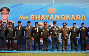 Gubernur Sumbar Mahyeldi Ansharullah bersama Wakil Gubernur Vasko Ruseimy menghadiri Upacara Hari Bhayangkara ke-80 di Istana Gubernuran Sumbar.