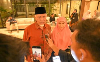 Gubernur Sumbar Mahyeldi Ansharullah menjelaskan rencana perbaikan ruas jalan Simpang Gudang Manggopoh–Padang Luar di Kabupaten Agam.