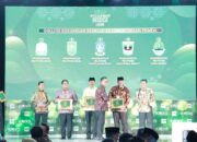 Gubernur Sumbar Mahyeldi Ansharullah menerima penghargaan Anugerah Adinata Syariah 2026 di Jakarta.