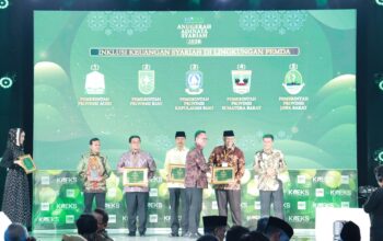 Gubernur Sumbar Mahyeldi Ansharullah menerima penghargaan Anugerah Adinata Syariah 2026 di Jakarta.