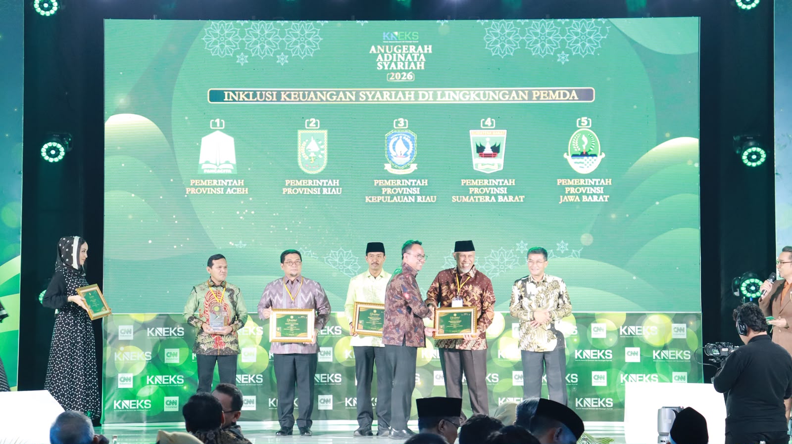 Gubernur Sumbar Mahyeldi Ansharullah menerima penghargaan Anugerah Adinata Syariah 2026 di Jakarta.