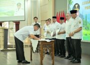 Gubernur Mahyeldi bersama bupati dan wali kota menandatangani kesepakatan LP2B Sumbar di Auditorium Gubernuran.