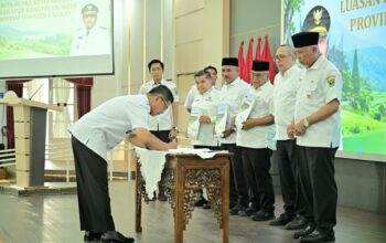 Gubernur Mahyeldi bersama bupati dan wali kota menandatangani kesepakatan LP2B Sumbar di Auditorium Gubernuran.