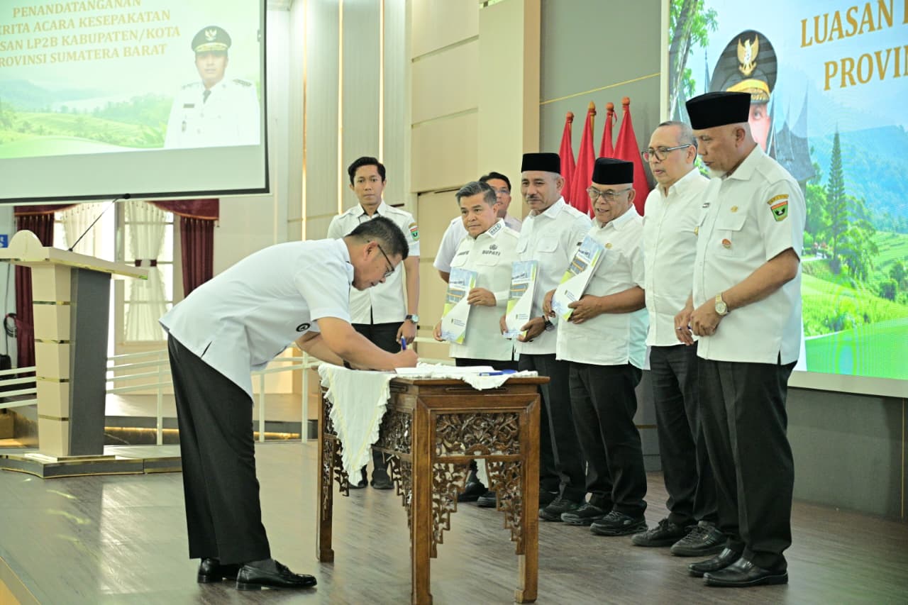 Gubernur Mahyeldi bersama bupati dan wali kota menandatangani kesepakatan LP2B Sumbar di Auditorium Gubernuran.