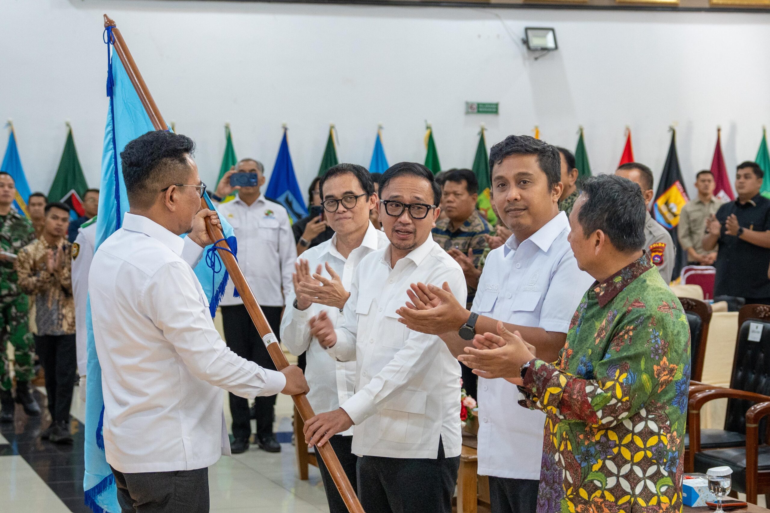 Wakil Gubernur Sumbar Vasko Ruseimy bersama pengurus baru Dekopinwil Sumbar periode 2025–2030.