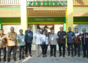 Ketua Tim Komisi VII DPR RI dan Gubernur Sumut meninjau produk unggulan di Paviliun Kabupaten Asahan pada PRSU 2026.
