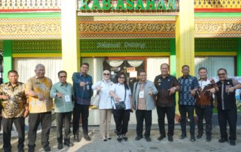 Ketua Tim Komisi VII DPR RI dan Gubernur Sumut meninjau produk unggulan di Paviliun Kabupaten Asahan pada PRSU 2026.