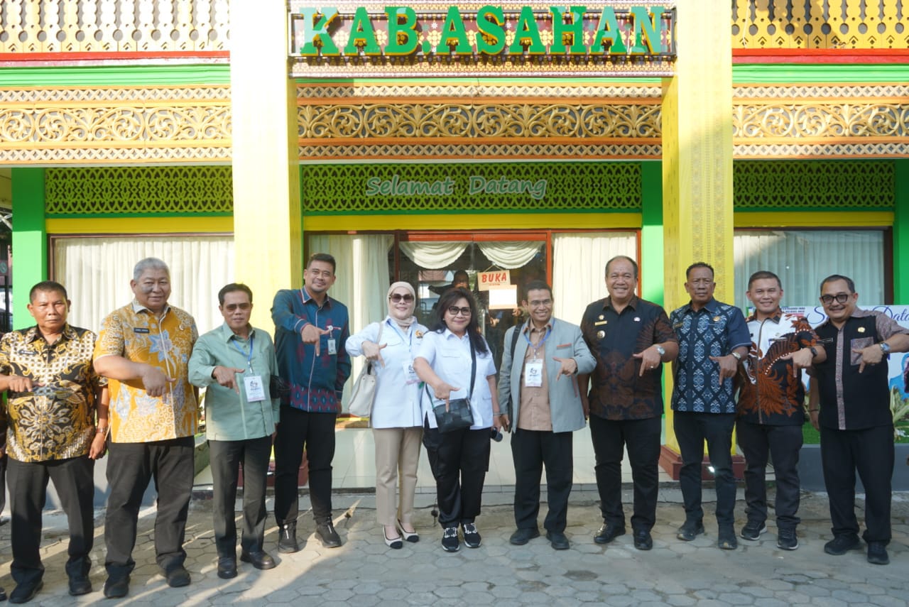 Ketua Tim Komisi VII DPR RI dan Gubernur Sumut meninjau produk unggulan di Paviliun Kabupaten Asahan pada PRSU 2026.
