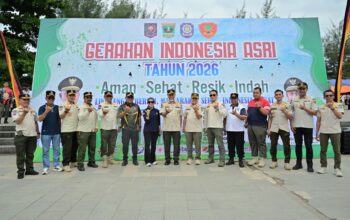 Gubernur Sumbar Mahyeldi Ansharullah mengikuti Gerakan Indonesia Asri Tahun 2026 di Pantai Purus Cimpago, Padang.