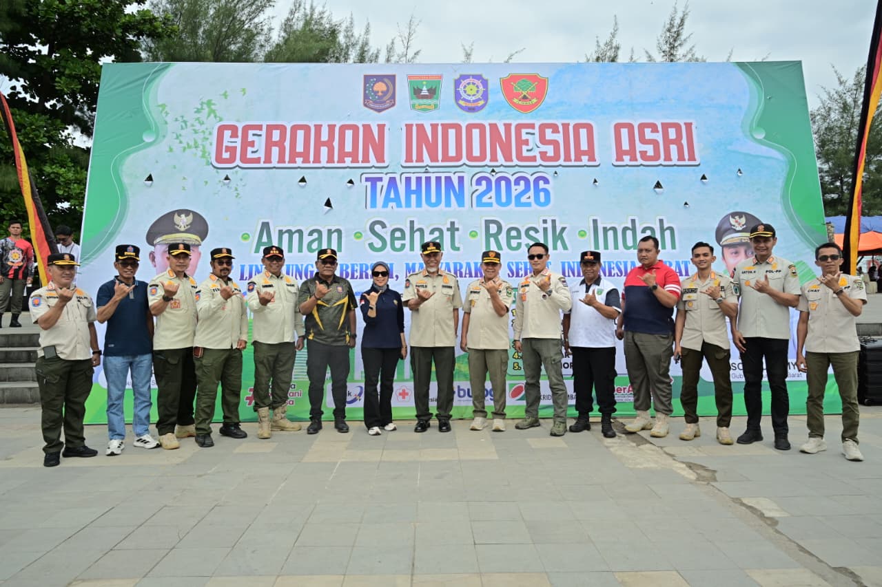 Gubernur Sumbar Mahyeldi Ansharullah mengikuti Gerakan Indonesia Asri Tahun 2026 di Pantai Purus Cimpago, Padang.