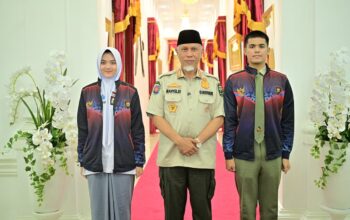 Gubernur Sumbar Mahyeldi Ansharullah memberikan pembekalan kepada dua calon Paskibraka Nasional utusan Sumbar Tahun 2026.