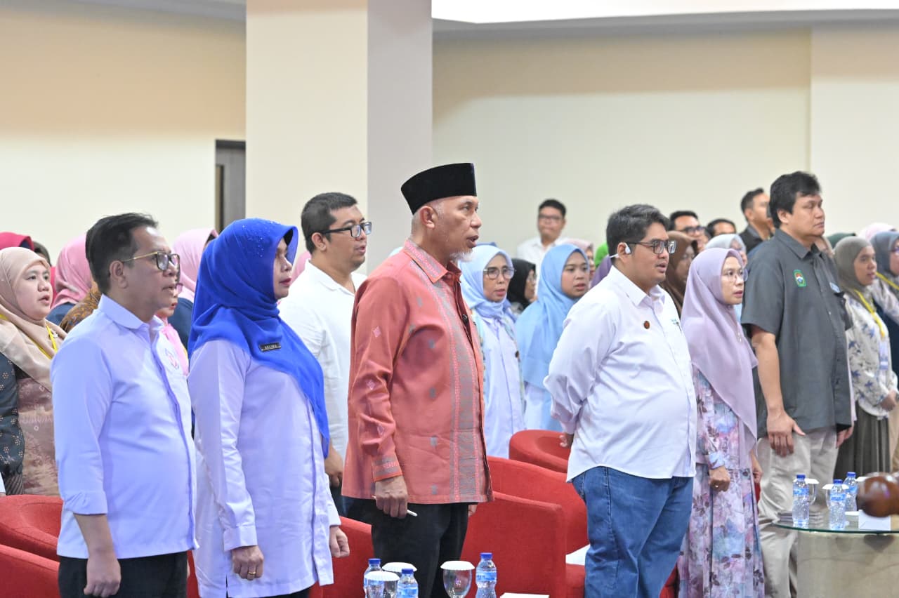 Gubernur Sumbar Mahyeldi Ansharullah membuka Simposium Awam Kanker 2026 di Hotel Truntum Padang.