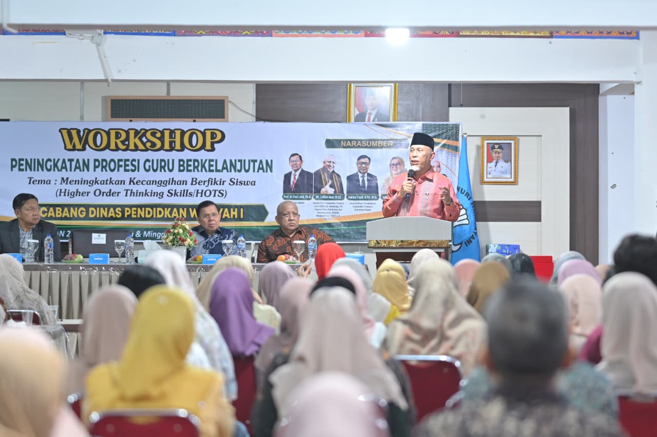 Gubernur Sumbar Mahyeldi Ansharullah membuka Workshop Peningkatan Profesi Guru Berkelanjutan di SMAN 2 Bukittinggi.