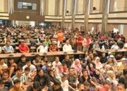 Masyarakat mengikuti CFD dan nobar Piala Dunia 2026 di kawasan Kantor Gubernur Sumbar.