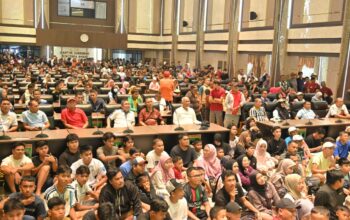Masyarakat mengikuti CFD dan nobar Piala Dunia 2026 di kawasan Kantor Gubernur Sumbar.