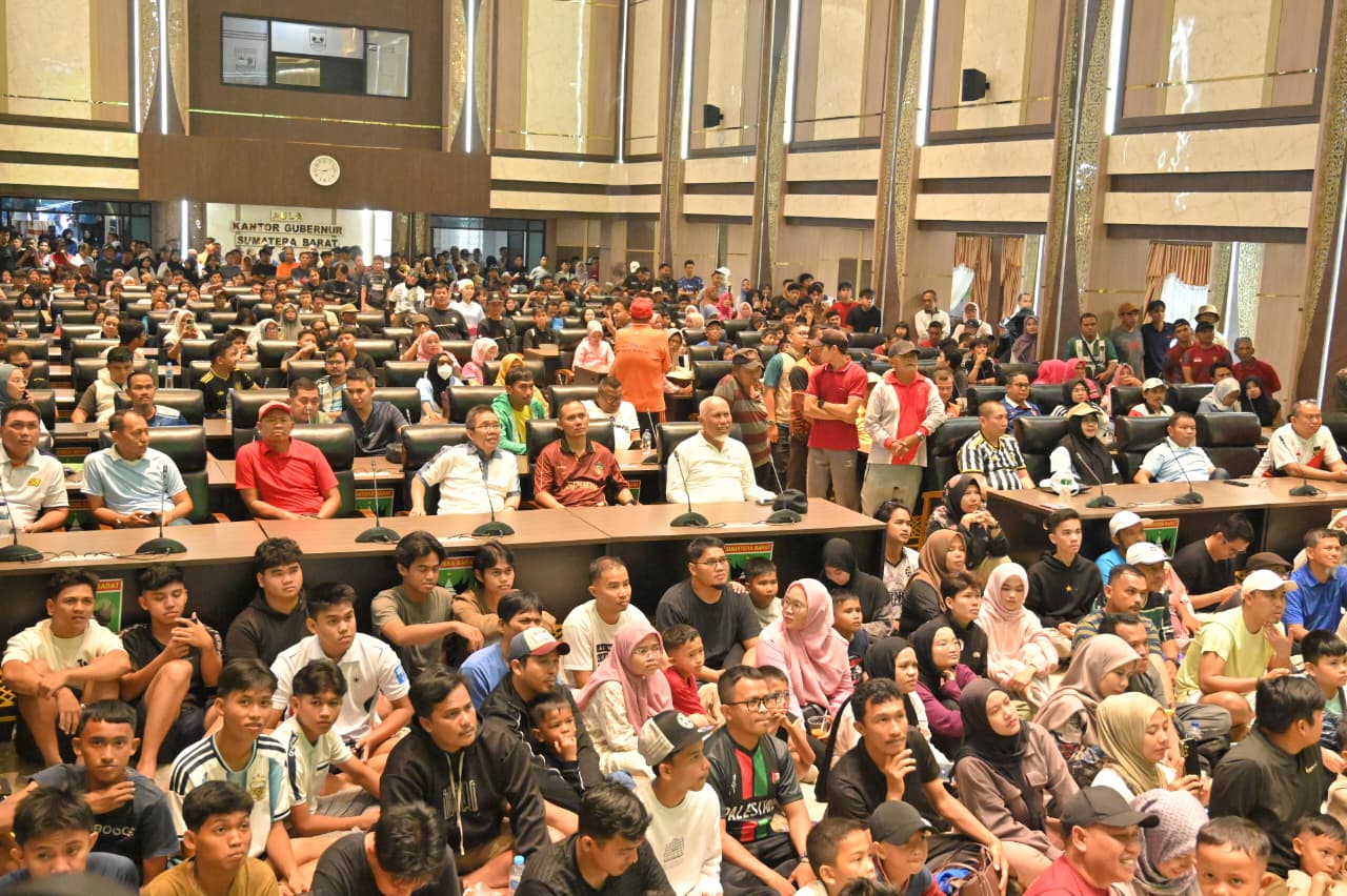 Masyarakat mengikuti CFD dan nobar Piala Dunia 2026 di kawasan Kantor Gubernur Sumbar.