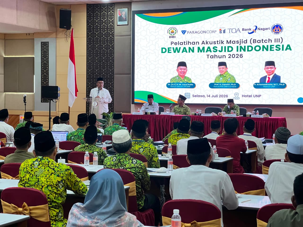 Sekda Sumbar Arry Yuswandi membuka Pelatihan Akustik Masjid Batch III Tahun 2026 di Padang.
