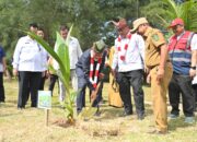 Mahyeldi bersama Menteri Lingkungan Hidup Moh Jumhur Hidayat mencanangkan Gerakan Tobat Ekologis di Politeknik Pelayaran Sumatera Barat.