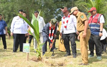 Mahyeldi bersama Menteri Lingkungan Hidup Moh Jumhur Hidayat mencanangkan Gerakan Tobat Ekologis di Politeknik Pelayaran Sumatera Barat.