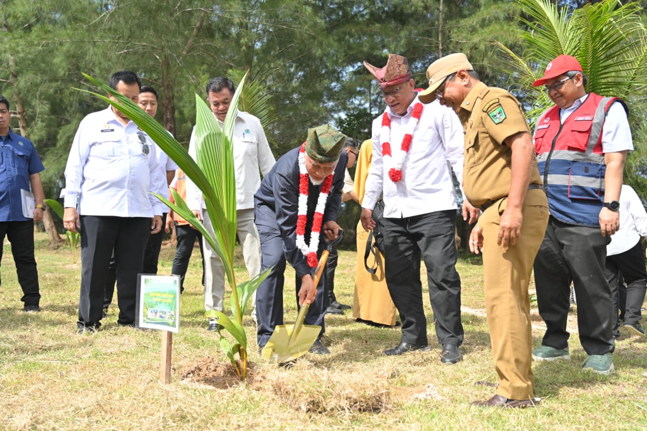 Mahyeldi bersama Menteri Lingkungan Hidup Moh Jumhur Hidayat mencanangkan Gerakan Tobat Ekologis di Politeknik Pelayaran Sumatera Barat.