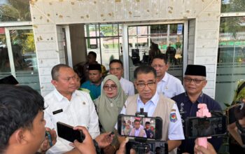 Dirjen Polpum Kemendagri Akmal Malik bersama jajaran Kesbangpol Sumbar dan Densus 88 mengunjungi MAN 3 Padang untuk memastikan situasi keamanan tetap kondusif.