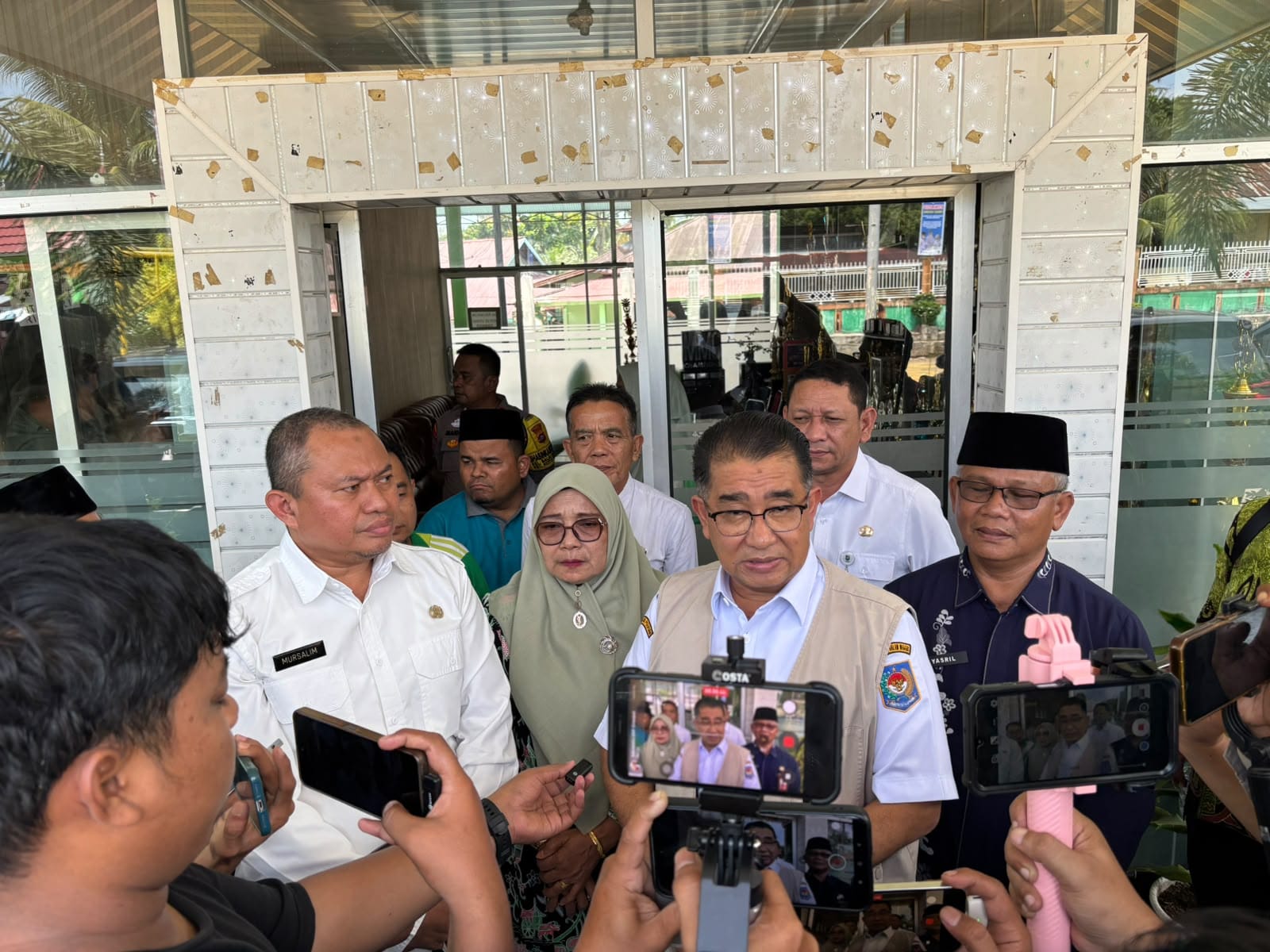 Dirjen Polpum Kemendagri Akmal Malik bersama jajaran Kesbangpol Sumbar dan Densus 88 mengunjungi MAN 3 Padang untuk memastikan situasi keamanan tetap kondusif.