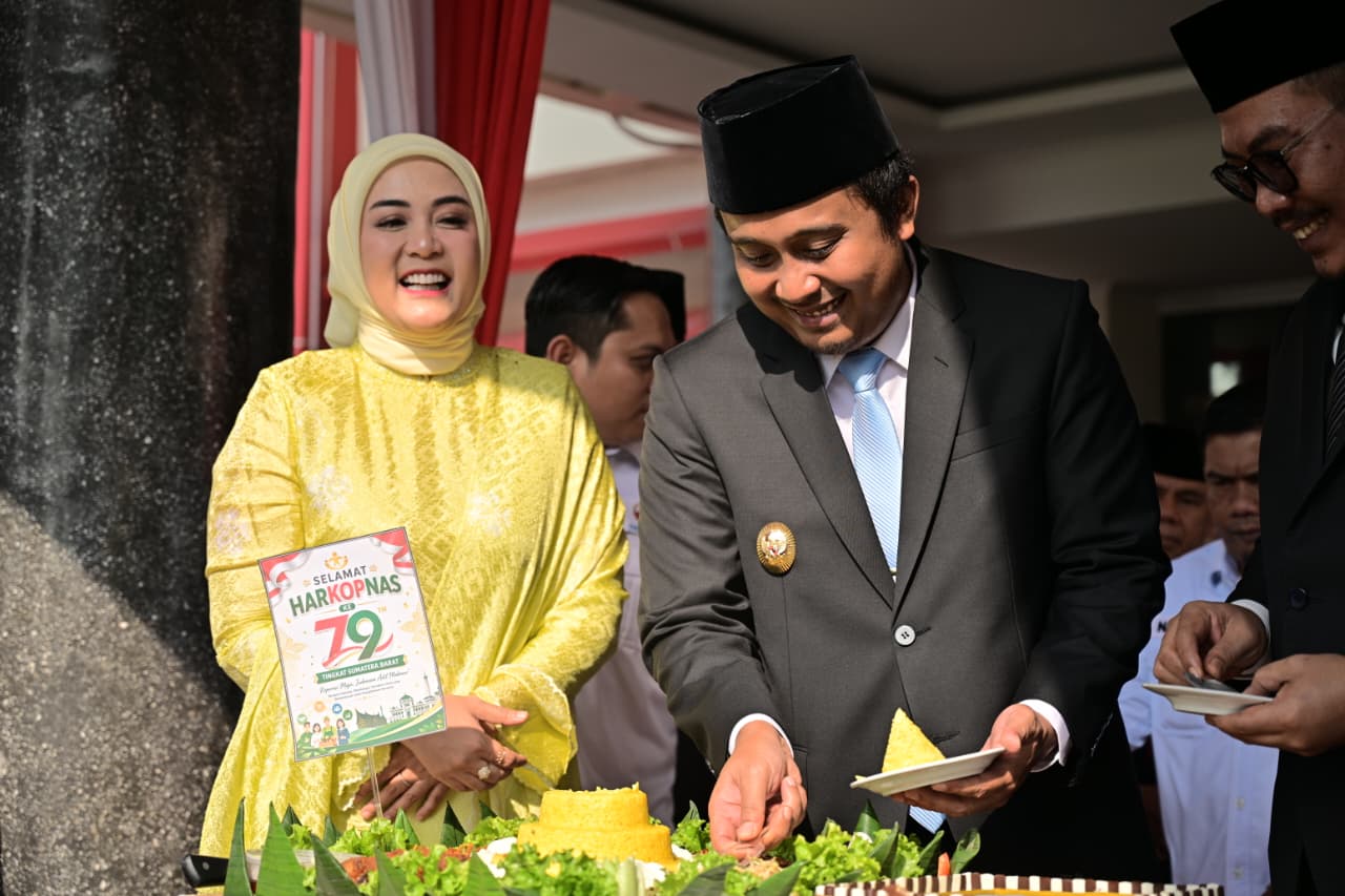 Wagub Sumbar Vasko Ruseimy memimpin upacara Hari Koperasi ke-79 tingkat Provinsi Sumatera Barat di halaman Kantor Gubernur Sumbar.