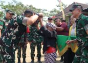Senyum Tiga Generasi Sambut Jenderal: Potret Hangat Kunjungan Wasev TMMD 129 Bojonegoro di Kesongo