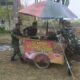 Aksi Peduli Satgas TMMD 129 Bojonegoro bantu Dorong Gerobak “Sempol” Bu Kartini