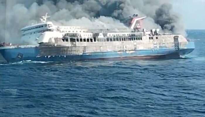 Kapal KM Mutiara Sentosa 2 Alami Kebakaran Di Perairan Sumenep. 5 penumpang Di Duga tewas