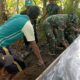 Meter Demi Meter Plastik Dipasang Warga dan Satgas Guna Menahan Resapan Semen