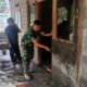 Semangat Gotong Royong, Rumah Bu Jumirah Mulai Diplester Agar Rapi dan Kokoh