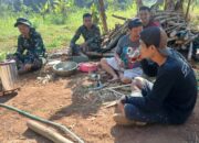 Keakraban Tanpa Sekat, Warga dan Prajurit Lepas Lelah Sambil Santai Cerita Progres Pengecoran