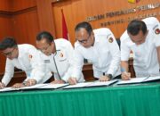 Bawaslu Sumbar Tandatangani IKU 2026, Febrian Bartez: Jadi Kompas Pengarah Kinerja Pengawasan