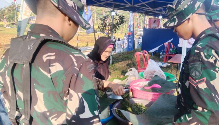 Semangat Hidup Tak Pernah Padam: Sepasang Lansia Tangguh Tetap Berjuang Mencari Nafkah di Momen Penutupan TMMD
