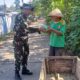 Camilan Sederhana Luluhkan Canggung, Kebersamaan Mbah Karso dan TNI Makin Erat