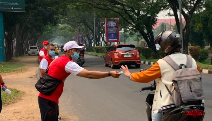 K3 Kubu Raya Bagi Masker ke Pengendara