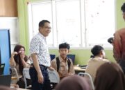 Percepat Digitalisasi Pendidikan, Wakil Ketua DPRD Sumbar Salurkan 140 Laptop ke Dua SMA di Padang