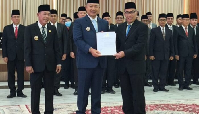 Bupati Ketapang Lantik Kepala Dinas Pendidikan yang Baru