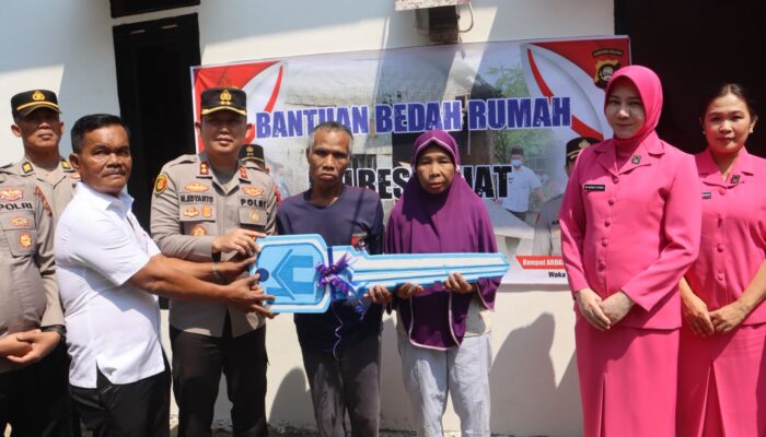 Wujud Nyata Kepedulian Polri, Kapolres Lahat Serahkan Bantuan Bedah Rumah Kepada Dua Warga