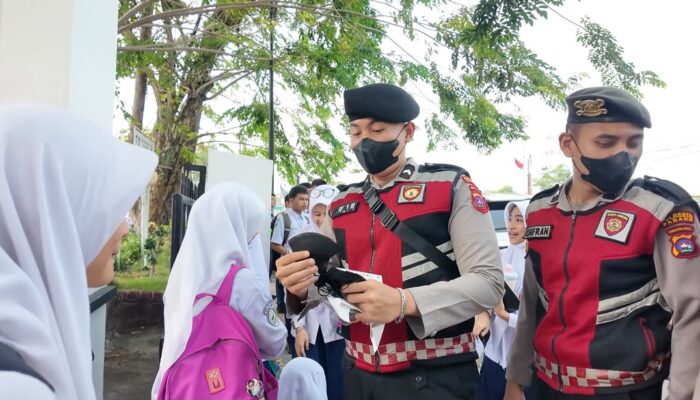 Polresta Padang Bagikan Masker Kepada Anak Sekolah