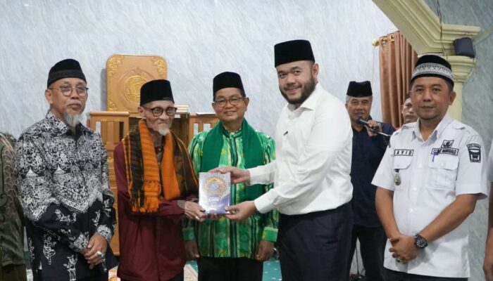 Gebu Minang Jabar Serahkan 369 Al-Qur’an untuk Kota Padang, 100 Disalurkan ke Masjid Al Munawwarah