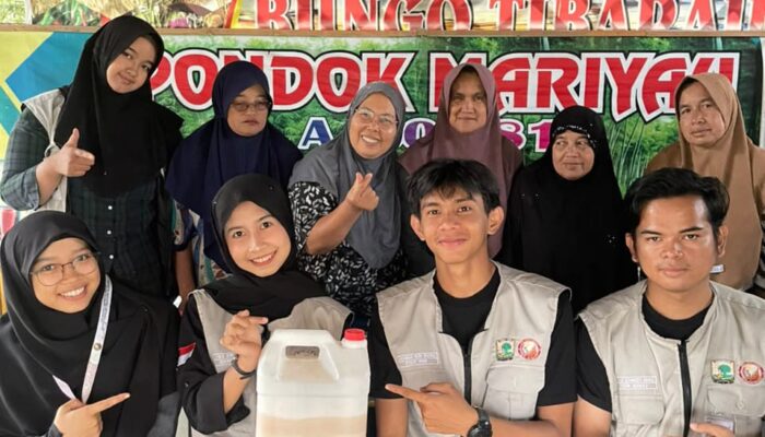 Mahasiswa KKN Universitas Andalas Kenalkan Pemanfaatan Limbah Kulit Singkong Kerupuk Kamang Menjadi Pupuk Organik Cair