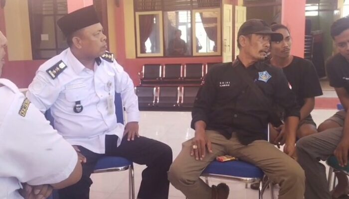 Adu Mulut Di Kantor Camat Sapeken, Oknum anggota LSM nyaris Di Aniaya Warga