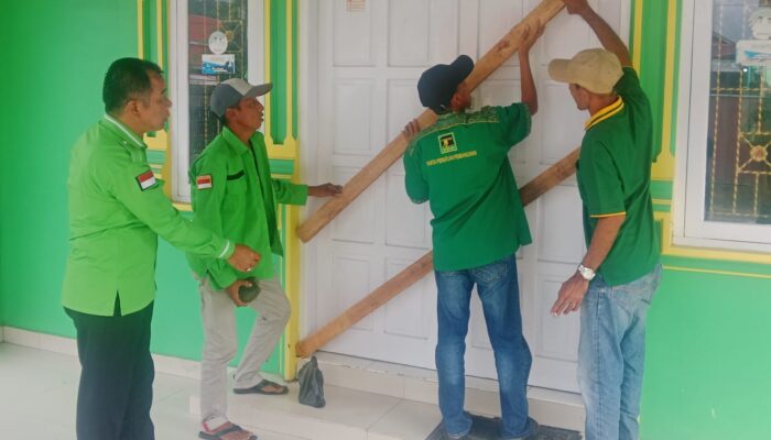 Tolak Yunesel Indra Sebagai Ketua DPC, Tim Formatur Segel Sekretariat PPP Pesisir Selatan