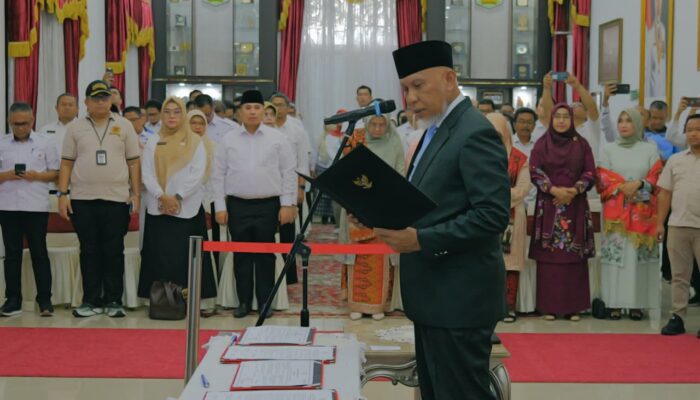 Mahyeldi Lantik Enam Pejabat Eselon II Pemprov Sumbar, Tekankan Integritas dan Keteladanan